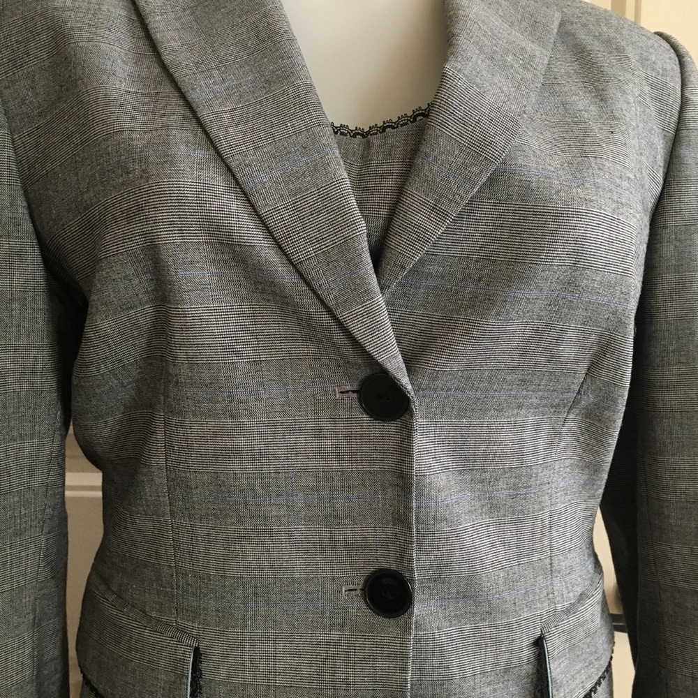 Danielle O by Tahari Levine 3 piece figure flattering suit. Size 6. - Picture 2 of 8